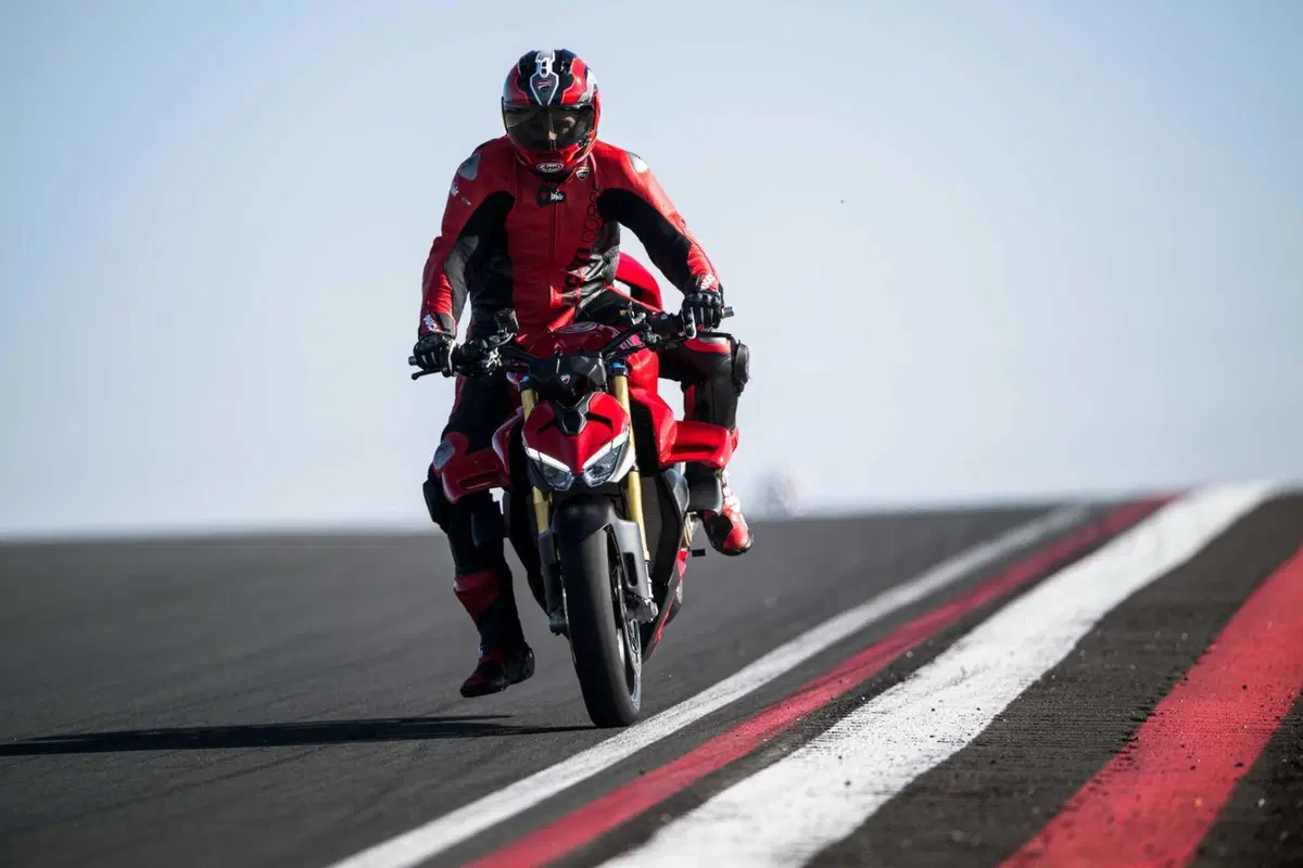 Ducati Streetfighter V4 e V4S 2025. 214 cv per 189 kg: adesso ancora più tecnologica e performante [VIDEO] (42)