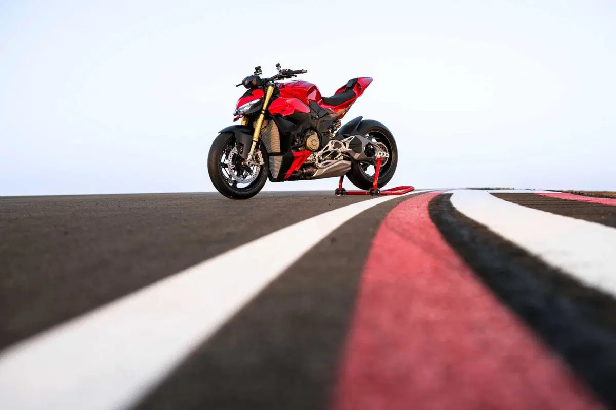 Ducati Streetfighter V4 e V4S 2025. 214 cv per 189 kg: adesso ancora più tecnologica e performante [VIDEO] (45)