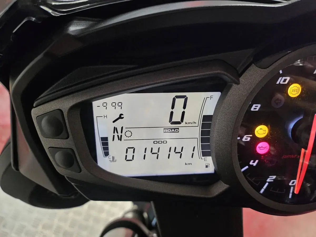 Triumph Street Triple 765 R (2023 - 26) (3)