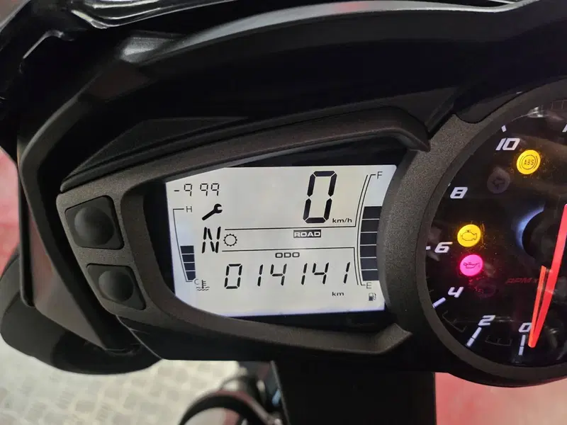 Triumph Street Triple 765 R (2023 - 26) (3)