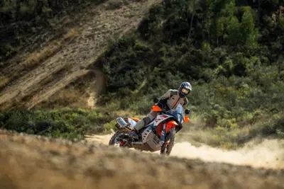 KTM 890 ADVENTURE R 2025: novit&agrave; per la regina dell'offroad