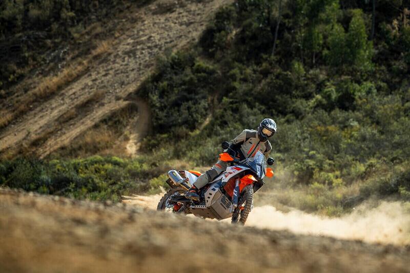 KTM 890 ADVENTURE R 2025: novit&agrave; per la regina dell&#039;offroad