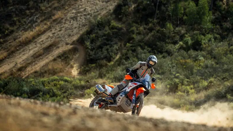 KTM 890 ADVENTURE R 2025: novit&agrave; per la regina dell'offroad