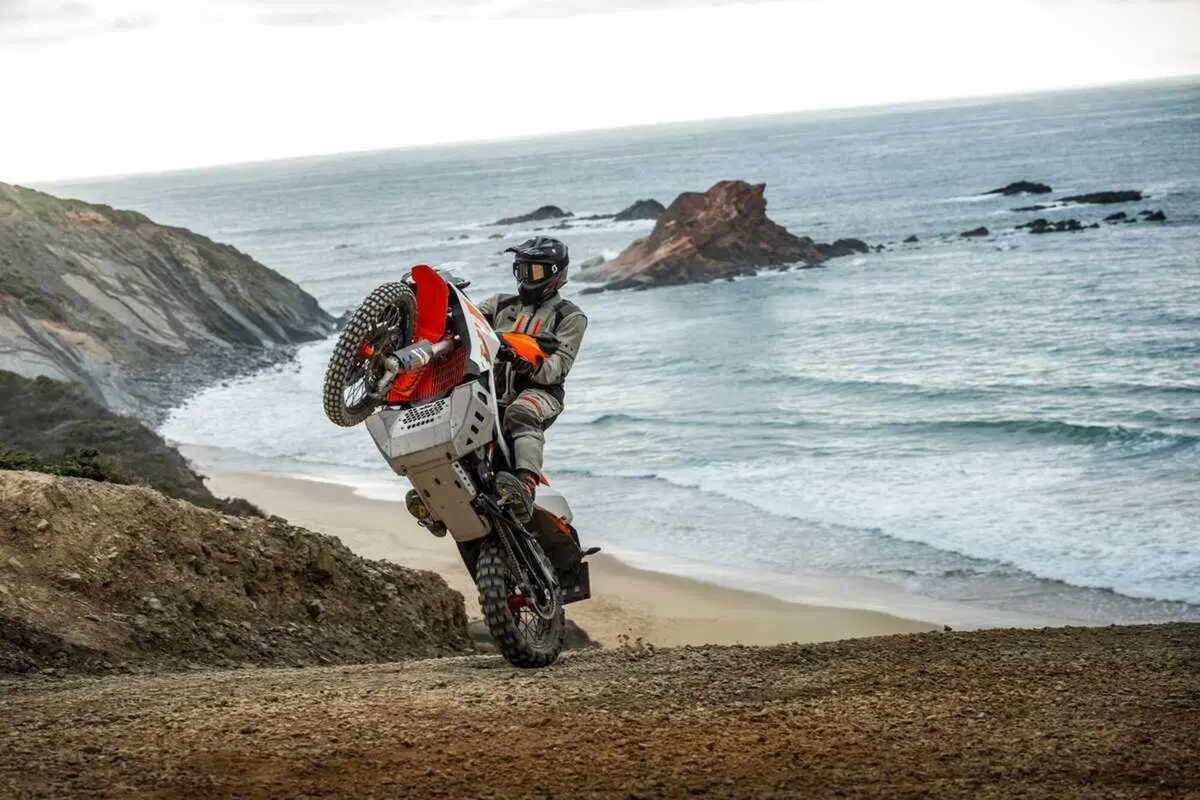 KTM 890 ADVENTURE R 2025: novità per la regina dell'offroad