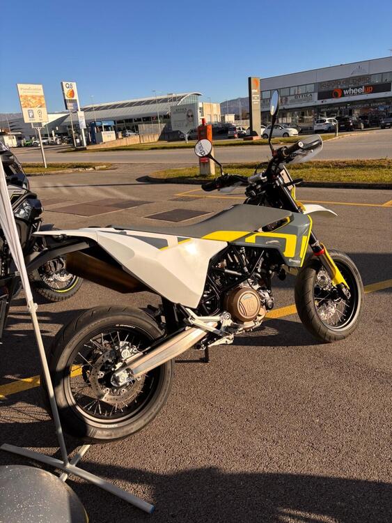 Husqvarna 701 Supermoto (2021) (4)