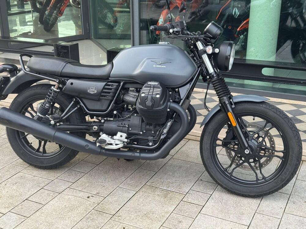 Moto Guzzi V7 III Stone (2017 - 20) (2)