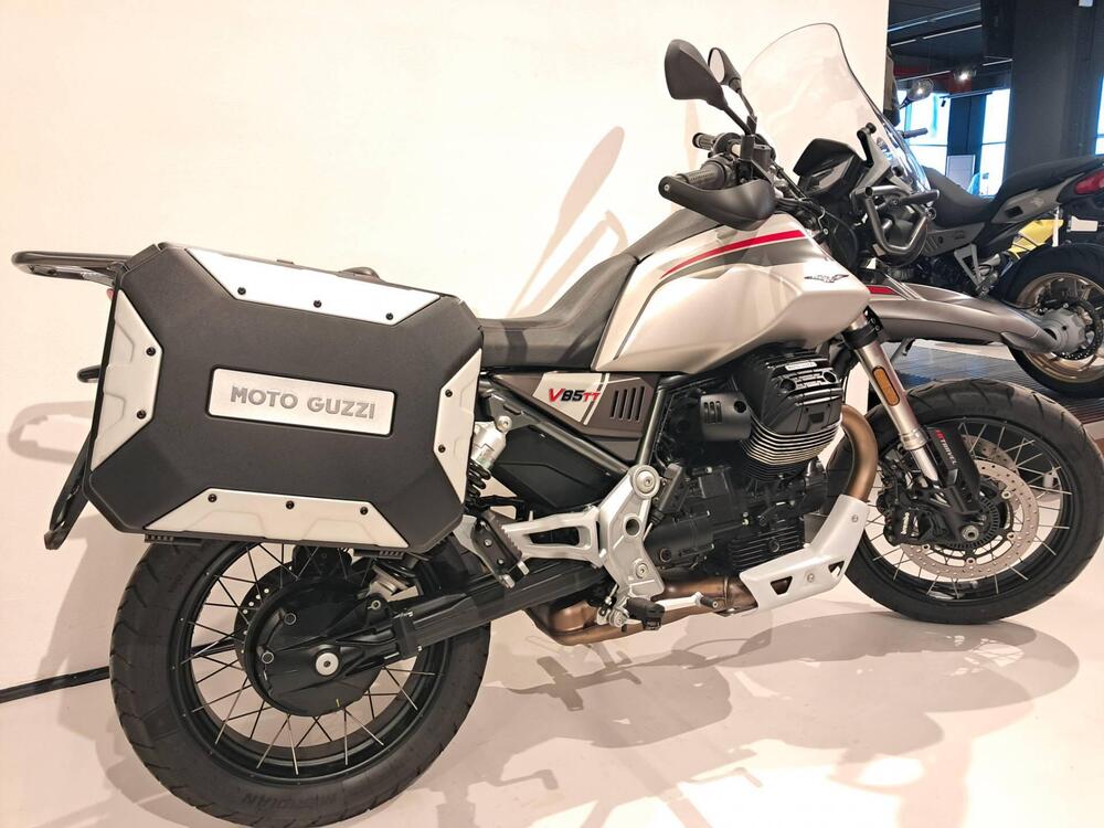 Moto Guzzi V85 TT Travel (2021 - 23) (3)