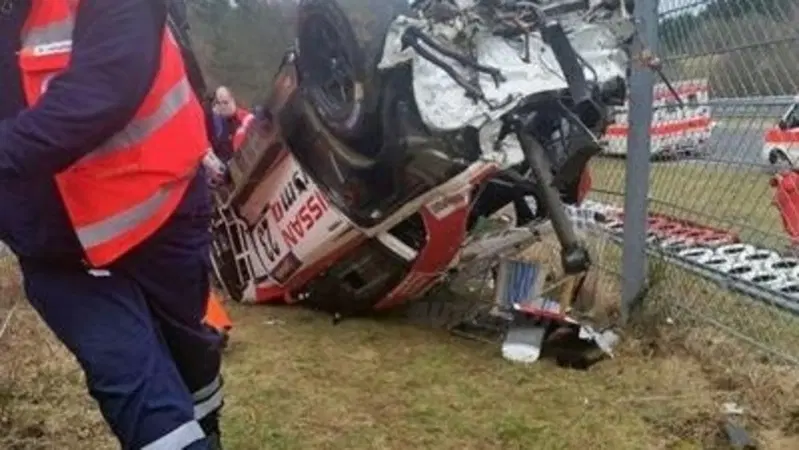 VLN, N&uuml;rburgring: un'auto decolla sul pubblico. Muore uno spettatore [video] 