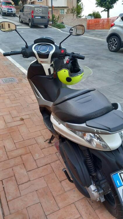 Piaggio Beverly 350 SportTouring ie (2011 - 15) (2)