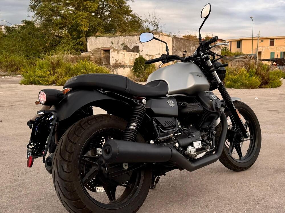 Moto Guzzi V7 Stone (2021 - 24) (2)