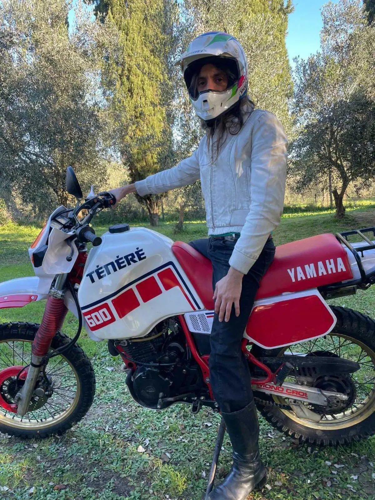 A Sanremo anche Lucio Corsi, il cantautore-motociclista amico di Franco Morbidelli [VIDEO] (5)