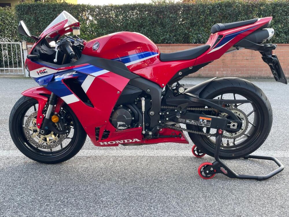 Honda CBR 600 RR (2024) (2)