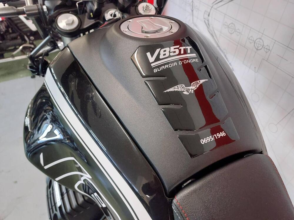 Moto Guzzi V85 TT Guardia d'Onore (2022 - 23) (3)