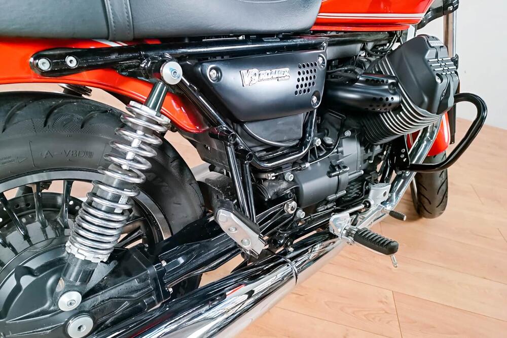 Moto Guzzi V9 Roamer (2016 - 18) (4)