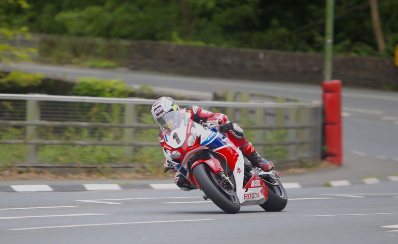 John McGuinness impegnato a Braddan Bridge nel 2015