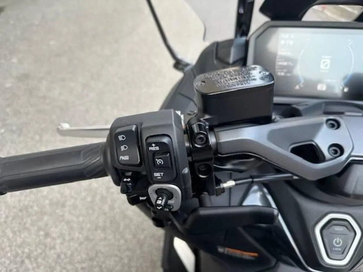 Yamaha T-Max 560 Tech Max (2022 - 24) (8)