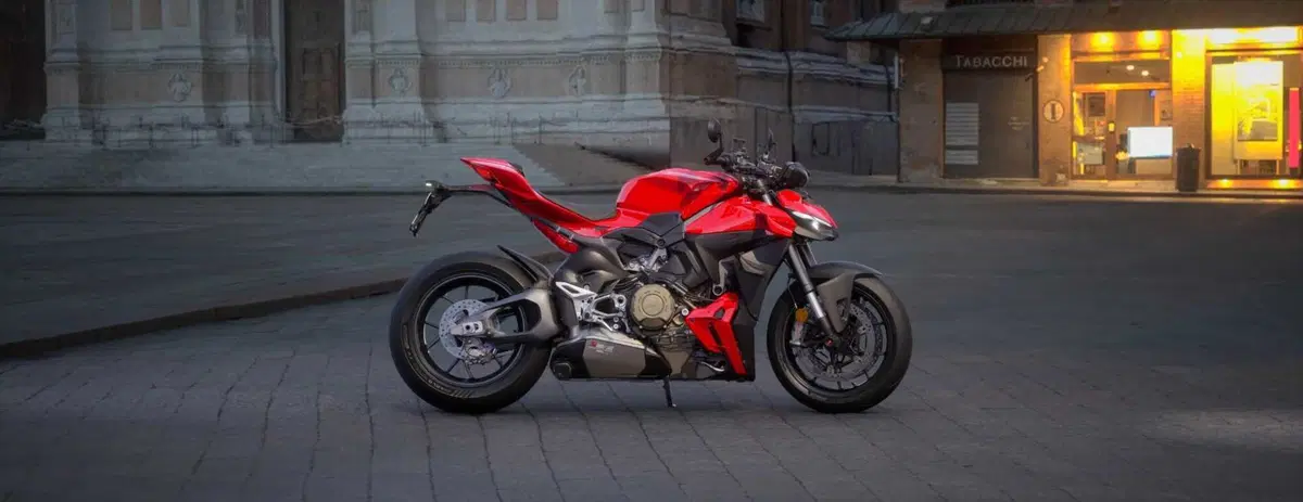 Ducati Streetfighter V4 2025: configurazione stradale