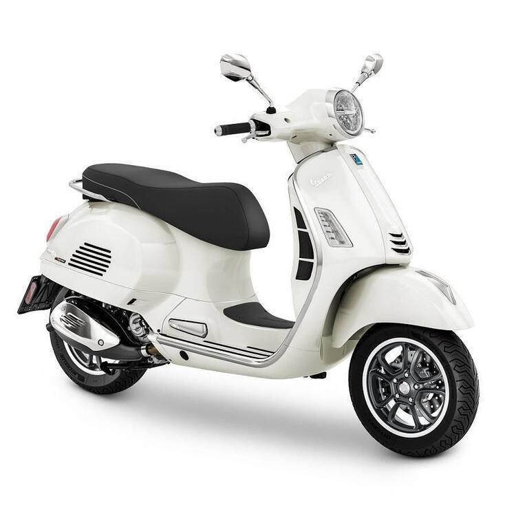 Vendo Vespa GTS 300 Super (2023 24) nuova a Venezia (codice 9595091