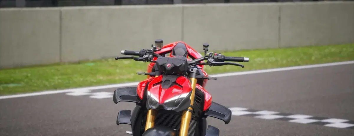 Ducati Streetfighter V4S 2025 pronta alla pista (2)