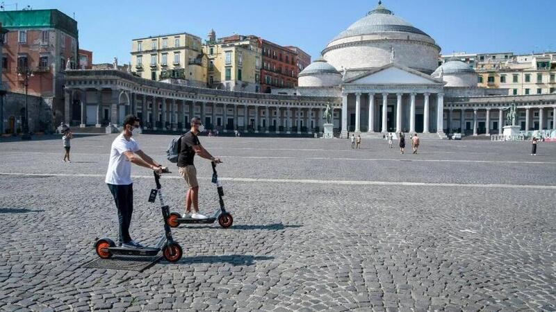 Stop ai monopattini elettrici in sharing a Napoli? Con il nuovo Codice della Strada potrebbe diventare realt&agrave;