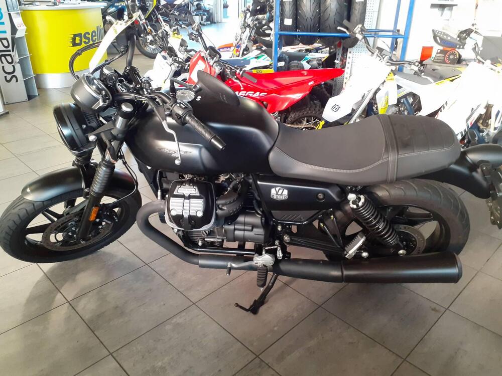 Moto Guzzi V7 Stone (2021 - 24) (3)