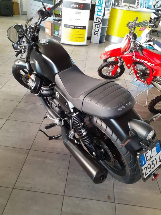 Moto Guzzi V7 Stone (2021 - 24) (4)