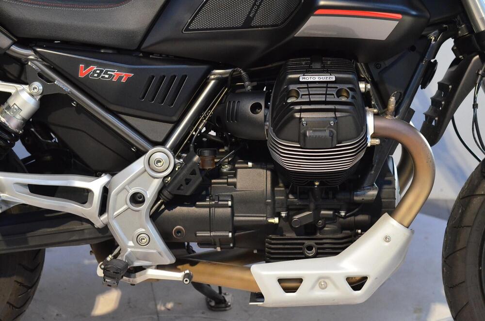 Moto Guzzi V85 TT (2021 - 23) (3)