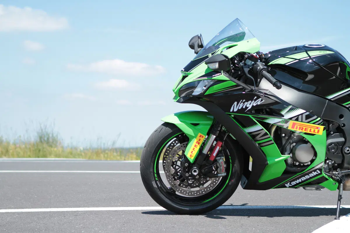 Kawasaki ZX-10R Ninja vs Yamaha YZF-R1M vs Ducati 1299S Panigale (2)