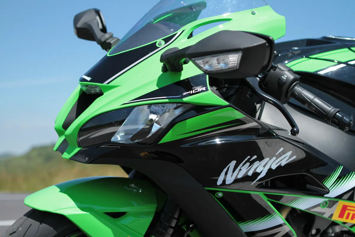 Kawasaki ZX-10R Ninja vs Yamaha YZF-R1M vs Ducati 1299S Panigale