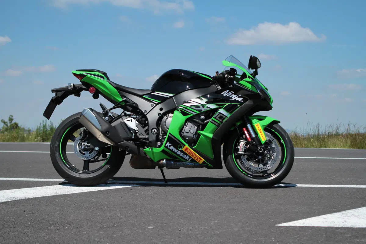 Kawasaki ZX-10R Ninja vs Yamaha YZF-R1M vs Ducati 1299S Panigale (3)