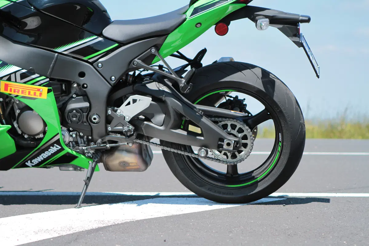 Kawasaki ZX-10R Ninja vs Yamaha YZF-R1M vs Ducati 1299S Panigale (5)