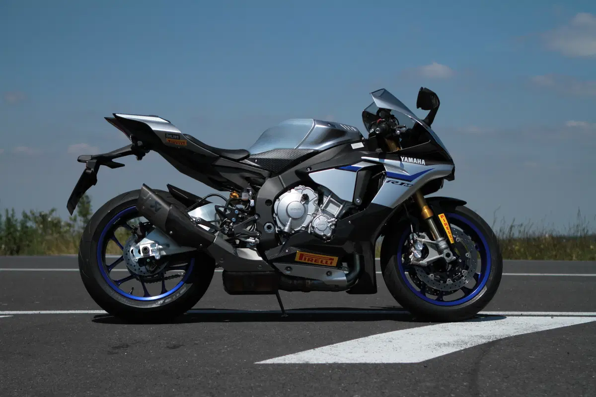 Kawasaki ZX10R Ninja vs Yamaha YZF-R1M vs Ducati 1299S Panigale (2)