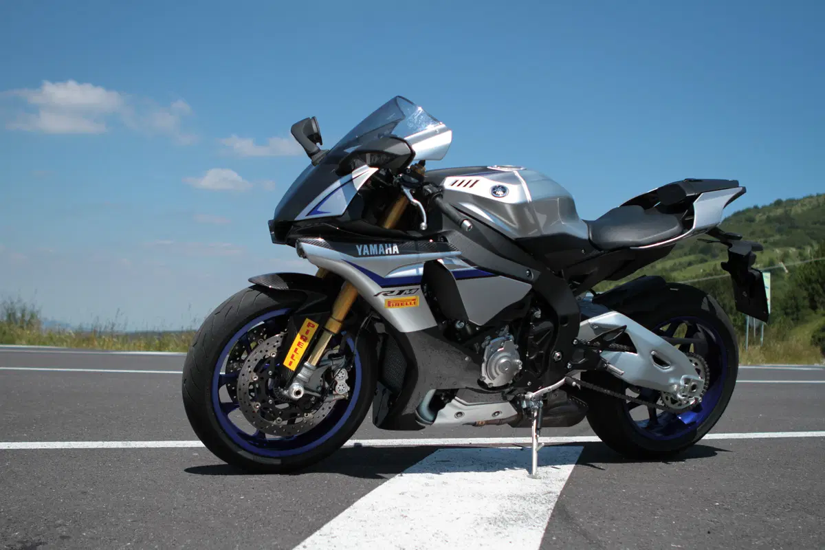 Kawasaki ZX10R Ninja vs Yamaha YZF-R1M vs Ducati 1299S Panigale (4)