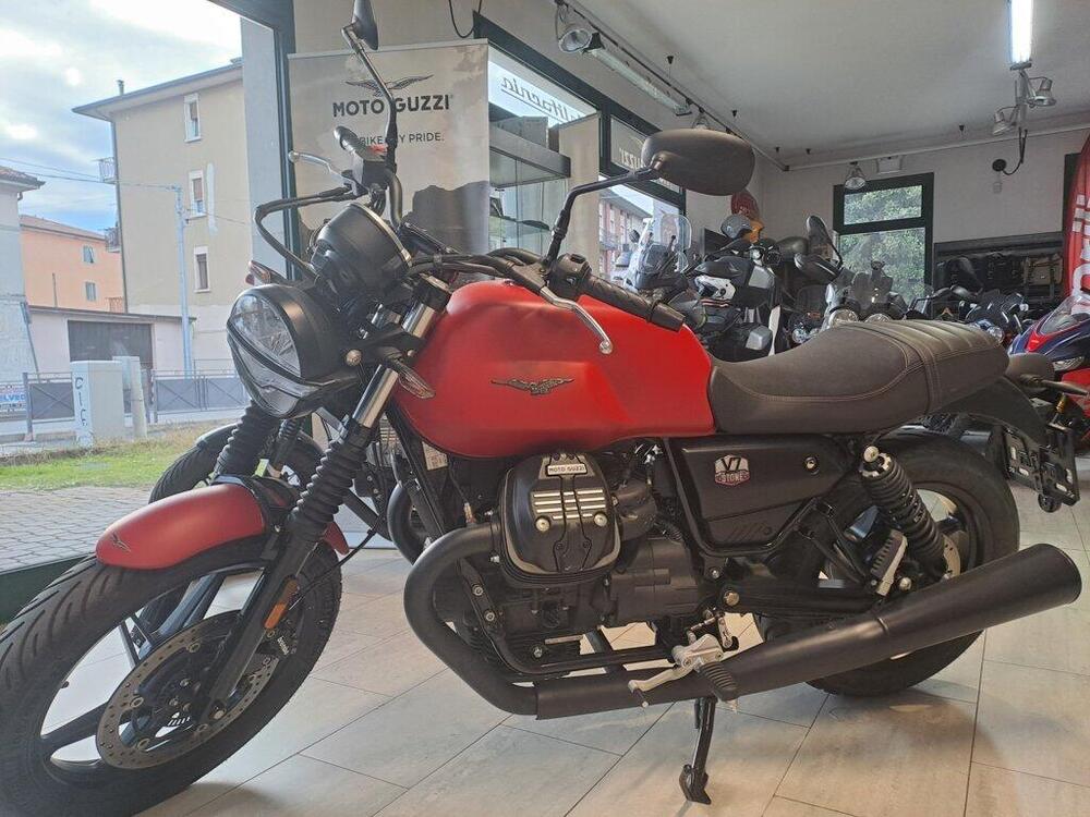 Moto Guzzi V7 Stone (2021 - 24)