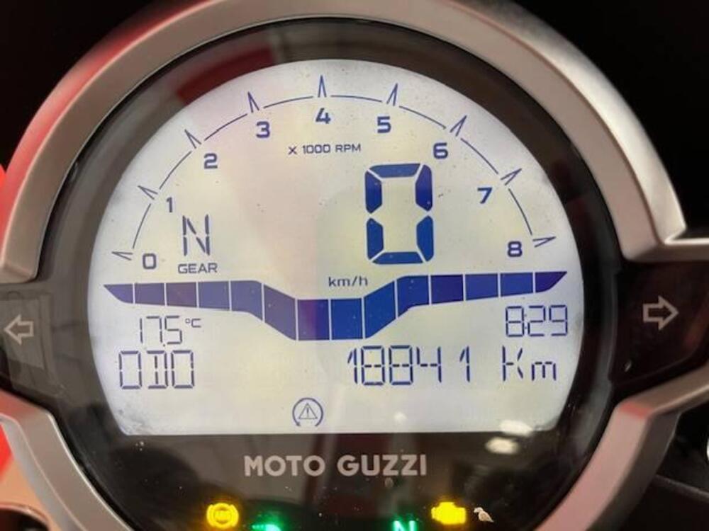 Moto Guzzi V7 Stone (2021 - 24) (3)