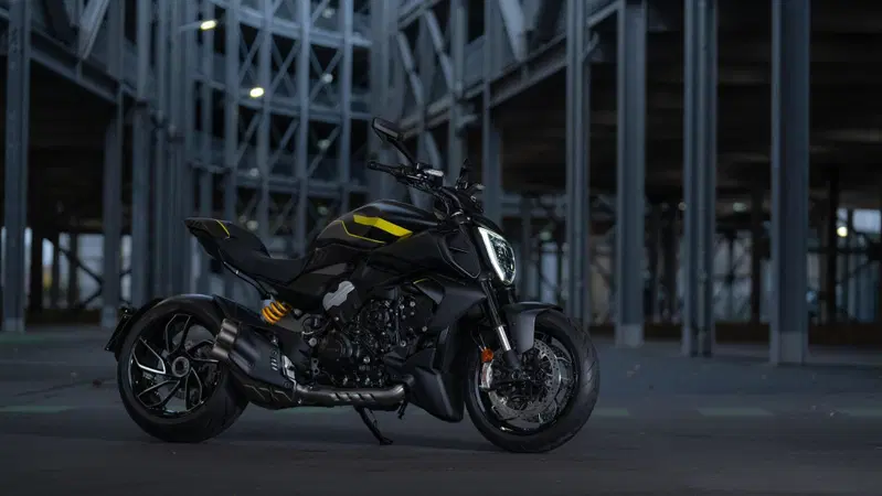 Nuova Ducati Diavel V4 2025 in livrea "Black Roadster"