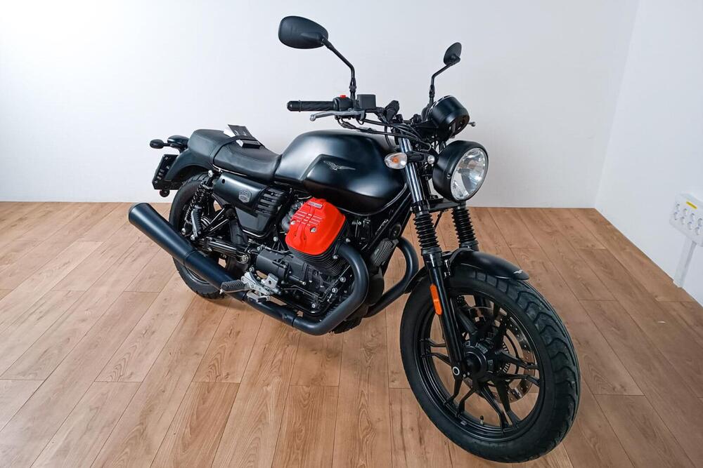 Moto Guzzi V7 III Stone (2017 - 20) (2)