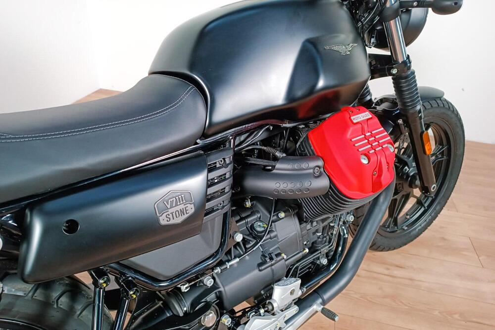 Moto Guzzi V7 III Stone (2017 - 20) (4)