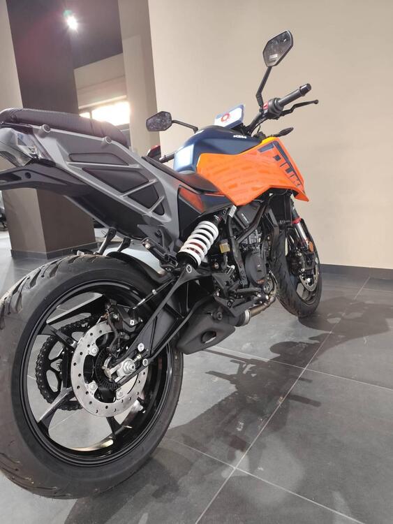 KTM 125 Duke (2024) (4)