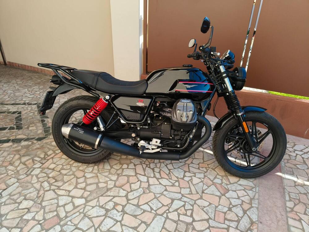 Moto Guzzi V7 Stone (2021 - 24)