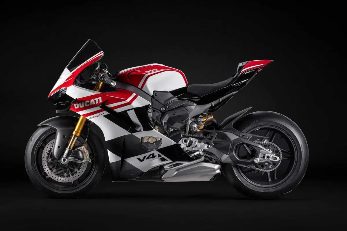 Ducati Panigale V4 Tricolore: omaggio al Made in Italy tra storia e innovazione (2)