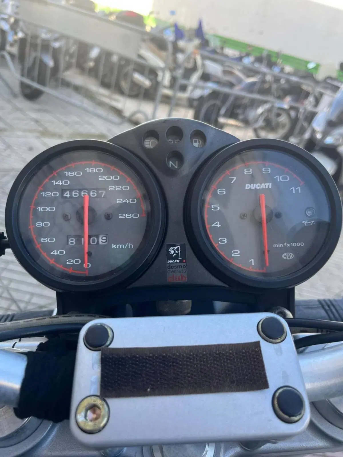Ducati Monster 900 Dark I.E. (1999 - 02) (2)