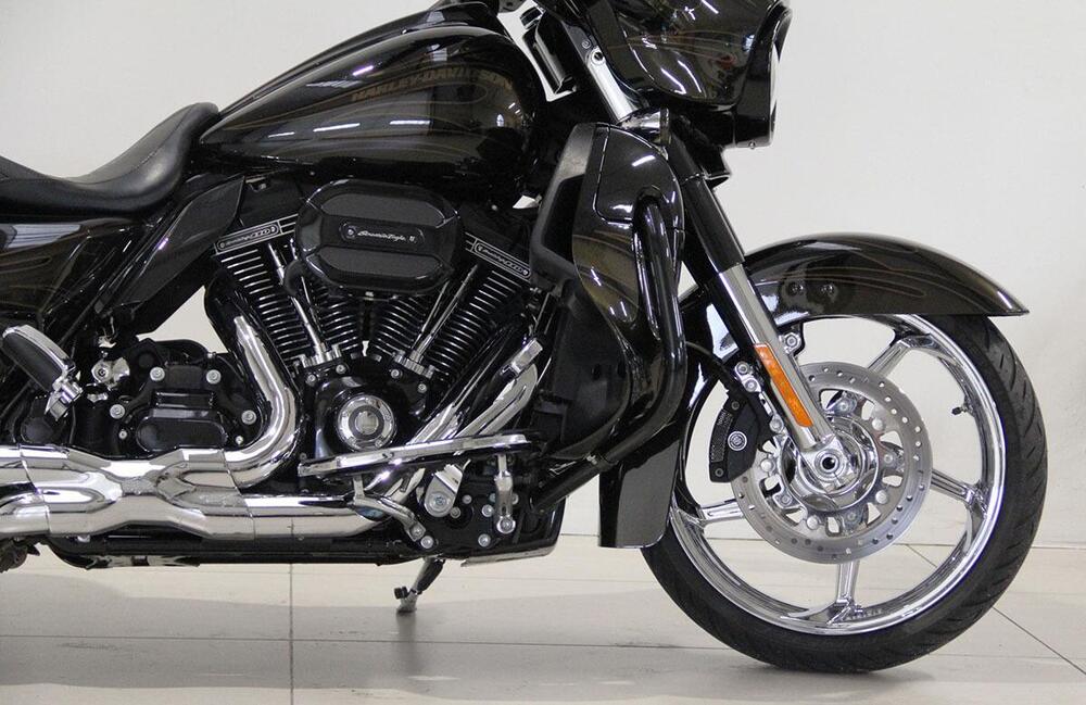 Harley-Davidson 1800 Street Glide (2014 - 15) - FLHXSE (2)