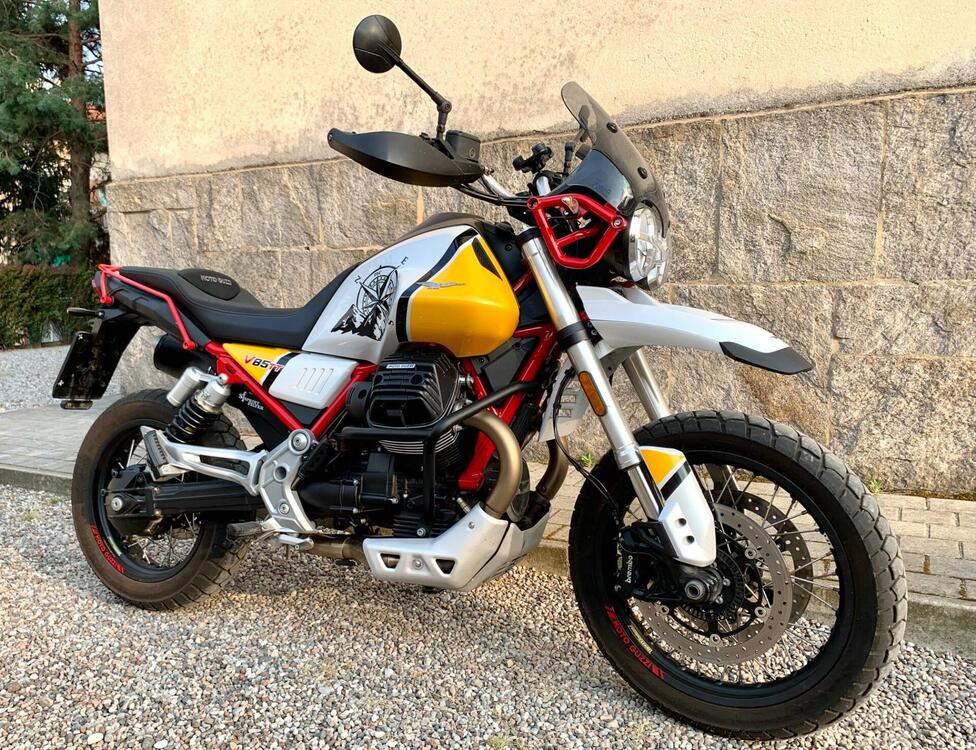 Moto Guzzi V85 TT Evocative Graphics (2019 - 20) (2)