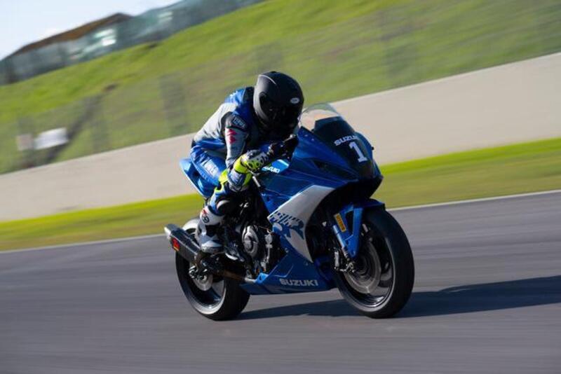 Pronti per entrare in pista con la Suzuki GSX-8R? Al via le iscrizioni al Trofeo monomarca