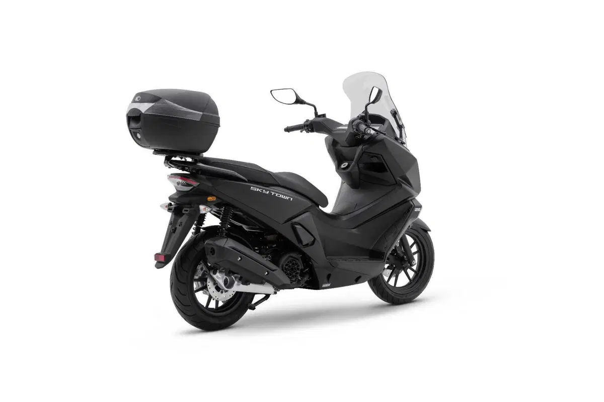 Kymco Skytown 125 MY25, scooter da città che guarda al futuro [GALLERY] (11)