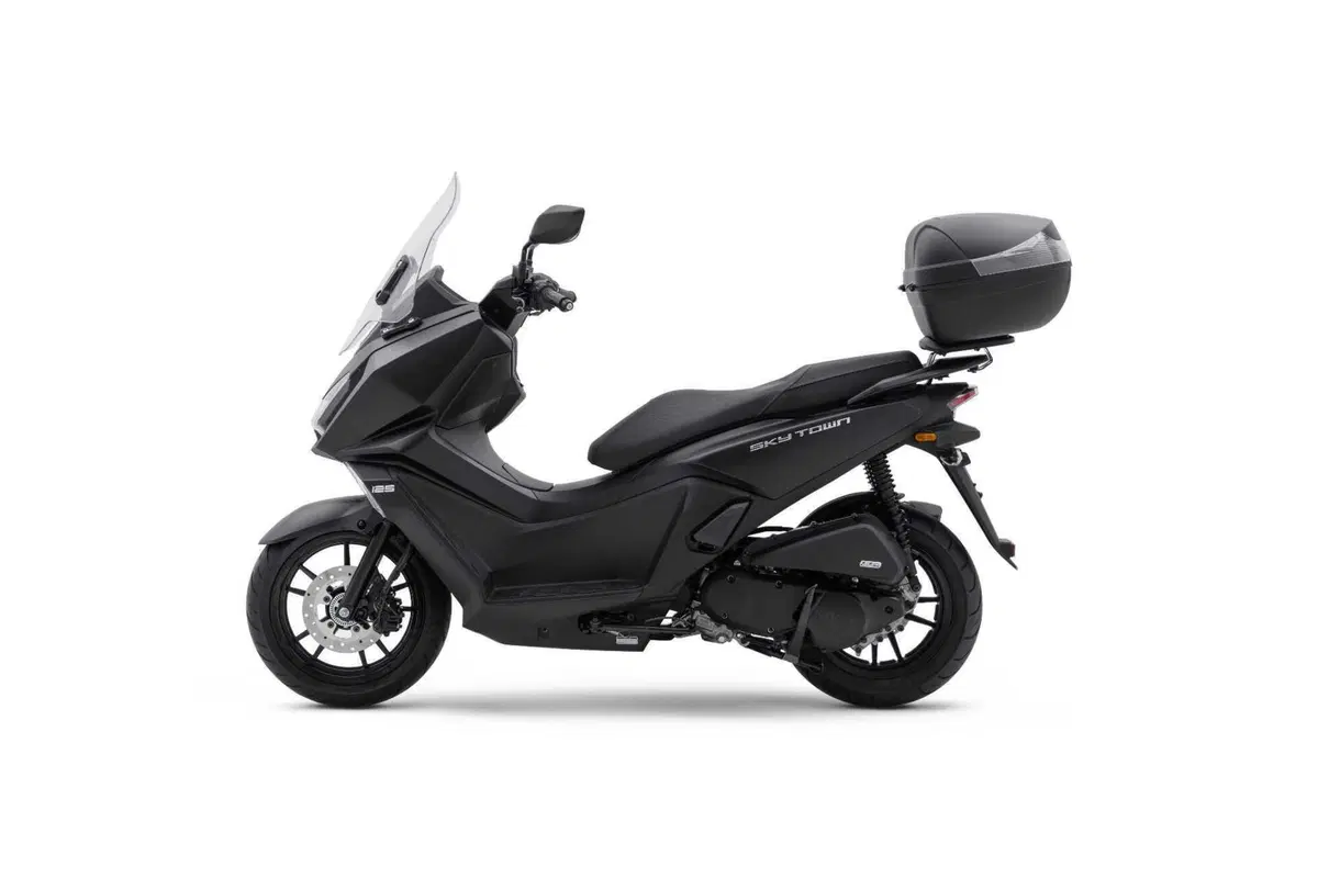 Kymco Skytown 125 MY25, scooter da città che guarda al futuro [GALLERY] (6)