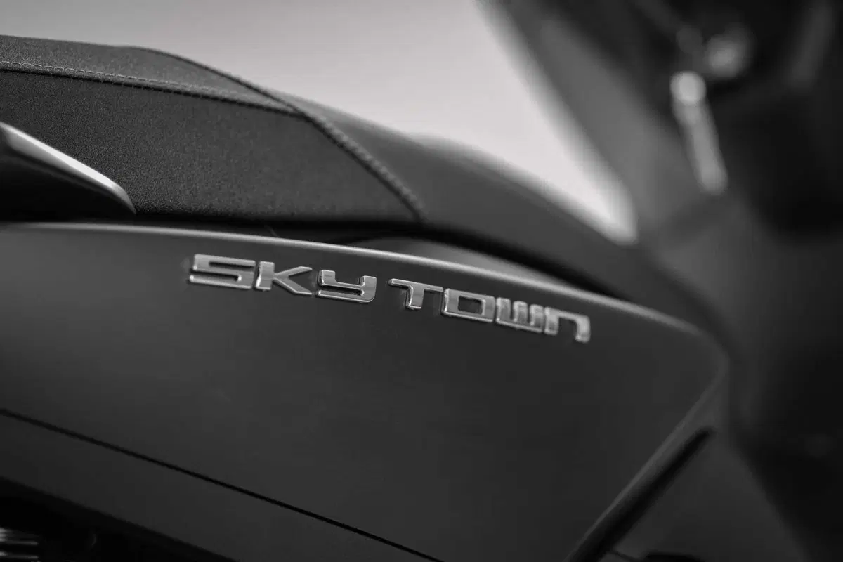 Kymco Skytown 125 MY25, scooter da città che guarda al futuro [GALLERY] (12)