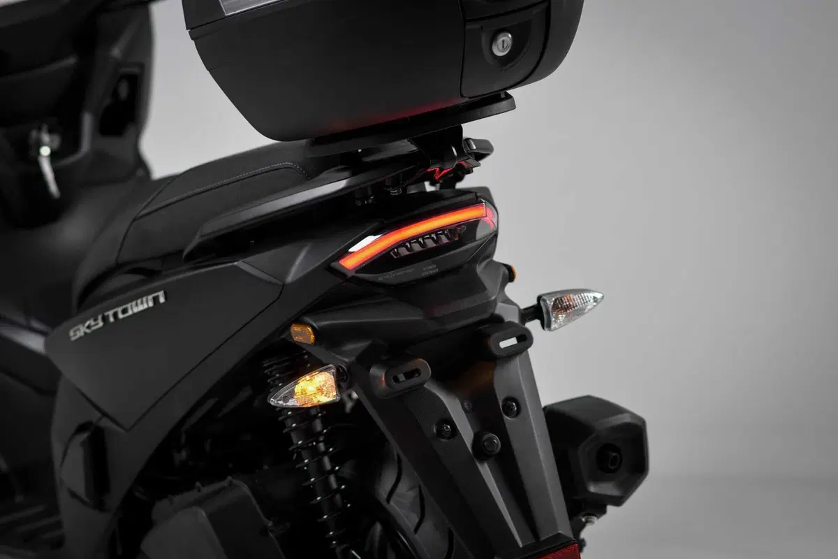 Kymco Skytown 125 MY25, scooter da città che guarda al futuro [GALLERY] (26)