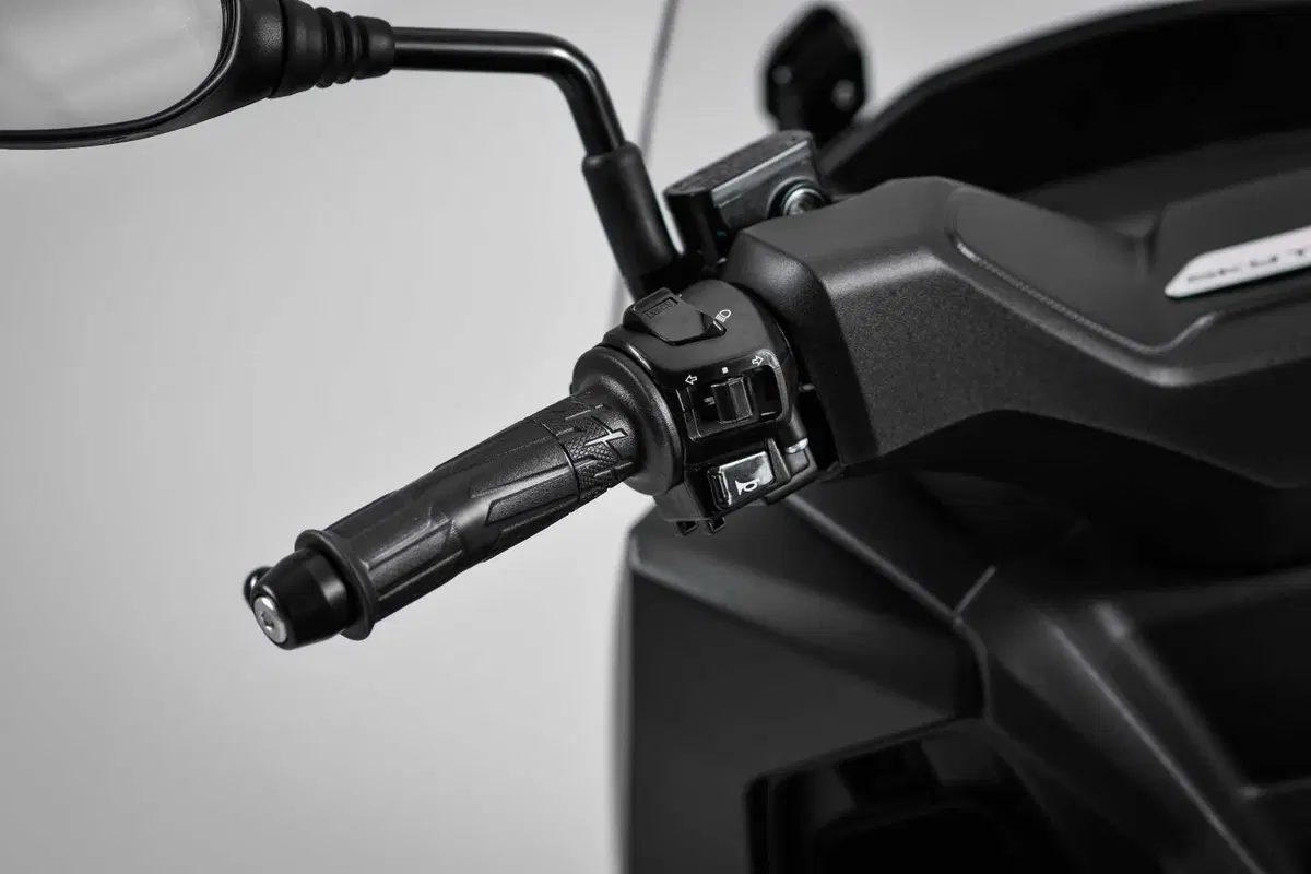 Kymco Skytown 125 MY25, scooter da città che guarda al futuro [GALLERY] (32)